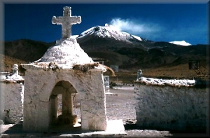 Steinkreuz in den chilenischen Anden.