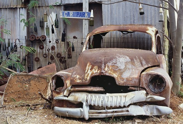 rusty car. Photo: L. Bobke
