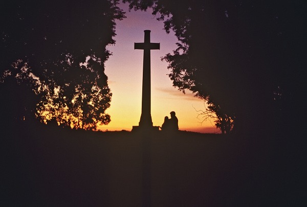 Lovers under the cross. Photo: L. Bobke