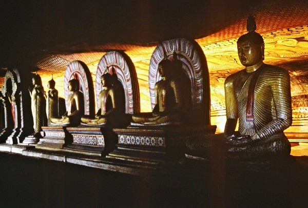 Dambulla: Buddha statues.. Photo: L. Bobke