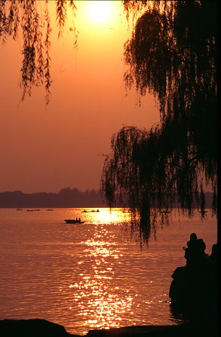 Sunset over the Kunming lake.