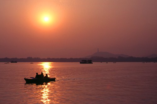 Sunset over the Kunming lake.