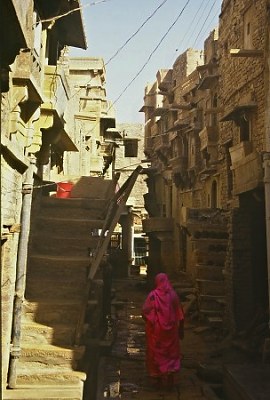 Jaisalmer, narrow street. Photo: L. Bobke