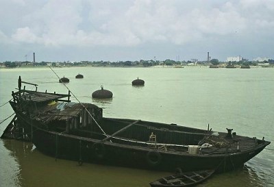 Boat in Calcutta. Photo: L. Bobke