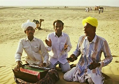 'The desert lives', music group in the dunes. Photo: L. Bobke