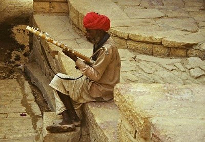A 'Bhopa', a wandering musician, who is singing to the tune of his 'Rawanhatta'. The instrument has been built by the musician himself... Photo: L. Bobke