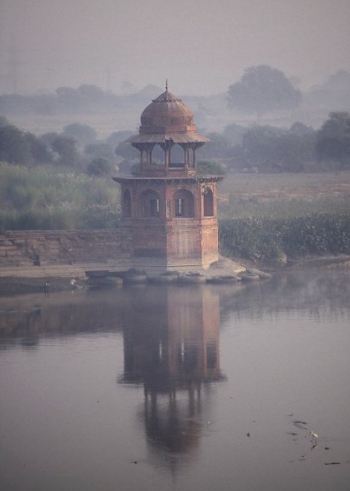 Agra: A tower in the morning haze. Photo: L. Bobke.