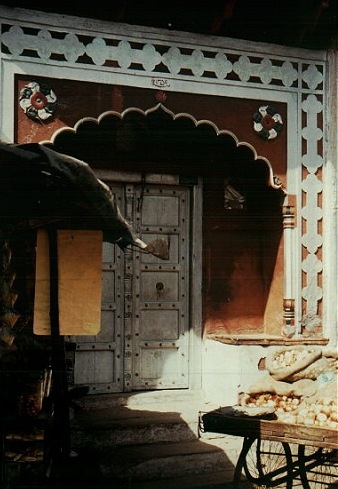 Door in Agra. Photo: L. Bobke