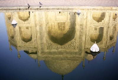 Agra: Taj Mahal - mirrored in the water. Foto: L. Bobke