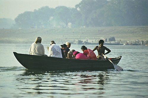 Last Journey - Rowing boat on the river Ganges. Photo L. Bobke