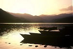 Nepal:  Sonnenaufgang im Himalaya, Annapurna Region; Kleiner Holzsteg im Himalaya;  Fluss, Annapurna Region; Abendsonne auf dem Pokhara See