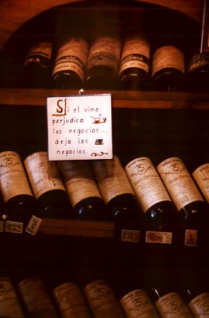 Spanischer Wein - und ein guter Rat. Photo: L. Bobke