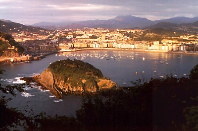 San Sebastin (Donostia): view from Monte Igueldo: Playa de la Concha.. Photo: L. Bobke