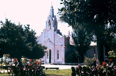 Muschel-verzierte Kirche auf der Isla de la Toja. Photo: L. Bobke