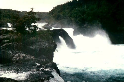 Saltos (water falls) de Petrohu. Photo: L. Bobke
