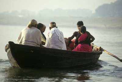 Rowing boat on the river Ganges. Photo L. Bobke