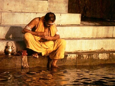  Pilgrim at the shore of the Ganges Photo: L. Bobke