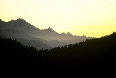  Dawn in theHimalaya, Nepal. Photo: L. Bobke