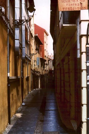 Narrow Street in Santiago de Compostela. Foto: L. Bobke
